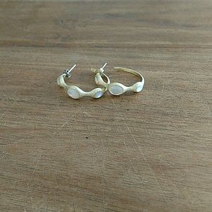 Unique gold tone earrings 💮